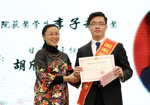 5外语学院日语系主任胡欣为国家奖学金获得者李子越颁奖 5外语学院日语系主任胡欣为国家奖学金获得者李子越颁奖