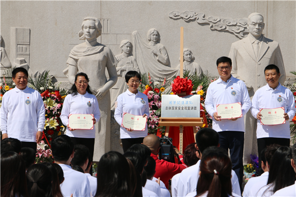 李家兴同志为宣讲团教师代表吴慧教授、达巍教授、李文良教授、杨建英教授颁发聘书 李家兴同志为宣讲团教师代表吴慧教授、达巍教授、李文良教授、杨建英教授颁发聘书