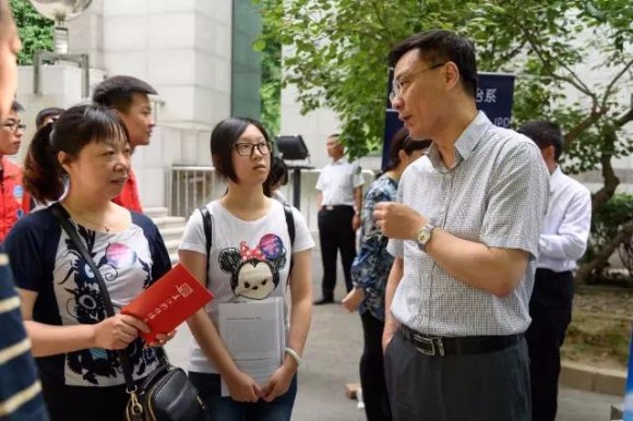 3陶坚校长向考生及考生家长介绍我校概况_编辑 3陶坚校长向考生及考生家长介绍我校概况_编辑