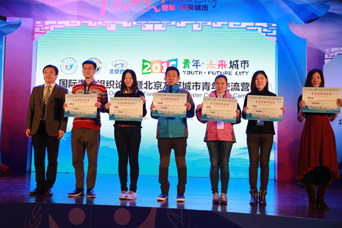 照片六 团市委副书记王洪涛为志愿者颁发服务证书_副本 照片六 团市委副书记王洪涛为志愿者颁发服务证书_副本