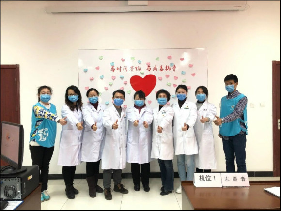 高宇轩同学与疾控中心工作人员合影 高宇轩同学与疾控中心工作人员合影