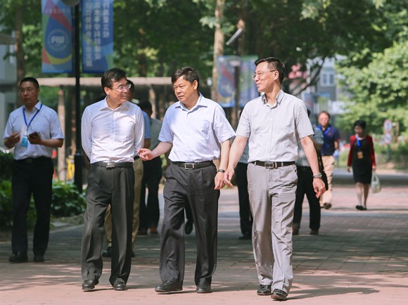 陶坚校长陪同杜占元副部长、林克庆书记一行视察我校 陶坚校长陪同杜占元副部长、林克庆书记一行视察我校
