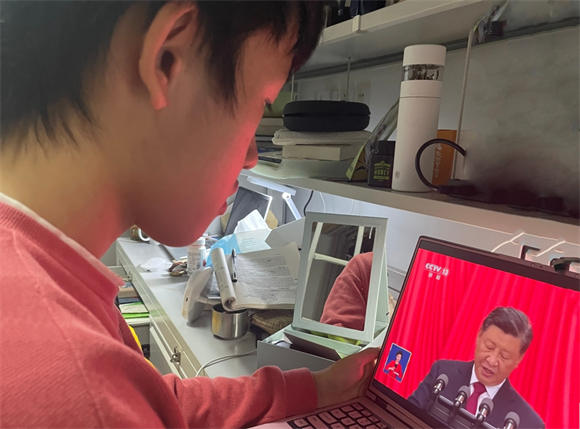 国际政治系团员曹博智观看大会直播 国际政治系团员曹博智观看大会直播