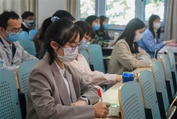 经院团员代表认真做笔记 经院团员代表认真做笔记