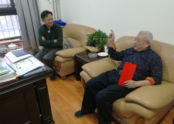 3 郭惠民副校长慰问离休同志李子溶 孙鹏摄 3 郭惠民副校长慰问离休同志李子溶 孙鹏摄