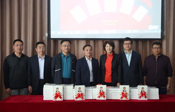 6赠书仪式合影 6赠书仪式合影