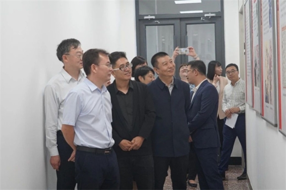 参观“丹青绘就中国梦”迎国庆主题展览 参观“丹青绘就中国梦”迎国庆主题展览