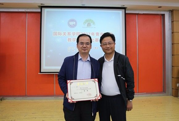 3郭惠民副校长为一等奖获得者李顺老师颁奖 3郭惠民副校长为一等奖获得者李顺老师颁奖