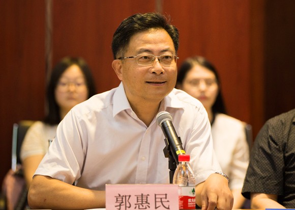 国际关系学院副校长兼外语学院院长、C Book主编郭惠民教授主持发布会 国际关系学院副校长兼外语学院院长、C Book主编郭惠民教授主持发布会