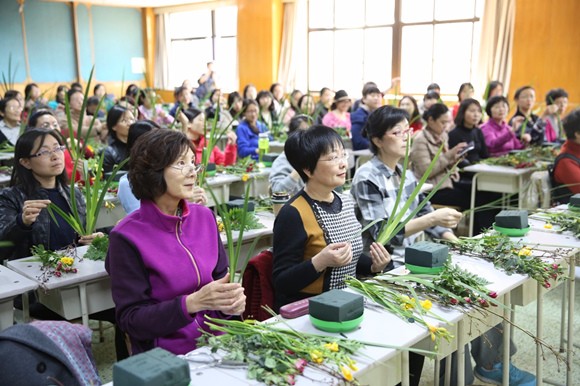 老师们动手完成自己的花艺作品 老师们动手完成自己的花艺作品