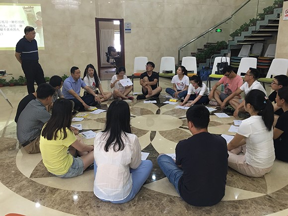 云威铭老师在指导学生团体活动 云威铭老师在指导学生团体活动
