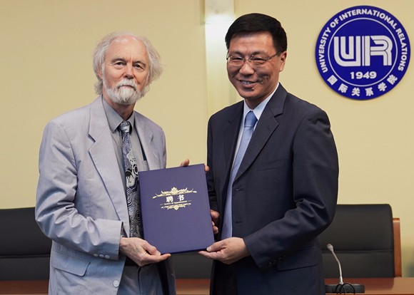 陶坚校长向巴里·布赞博士颁发荣誉教授聘书 陶坚校长向巴里·布赞博士颁发荣誉教授聘书