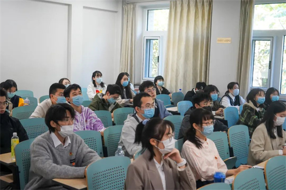 经院团员代表在教室218观看直播 经院团员代表在教室218观看直播