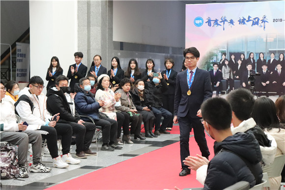 国家奖学金获得者在走红毯1 国家奖学金获得者在走红毯1