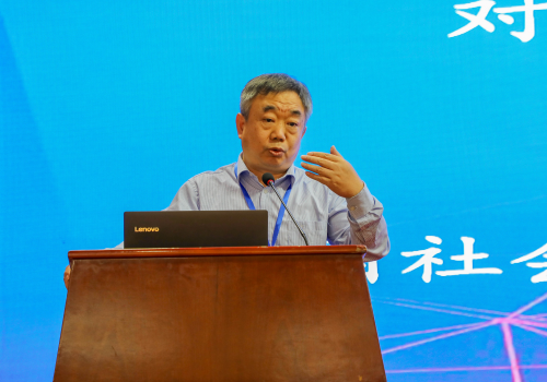 16倪峰研究员进行主旨演讲 16倪峰研究员进行主旨演讲