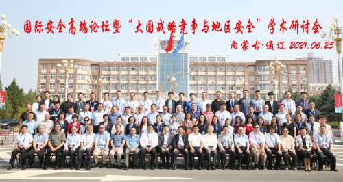 与会代表合影留念 与会代表合影留念
