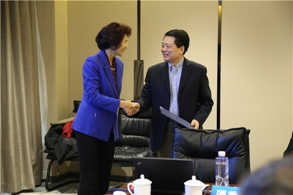 刘慧书记向秦亚青院长颁发编委会聘书(编委会) 刘慧书记向秦亚青院长颁发编委会聘书(编委会)