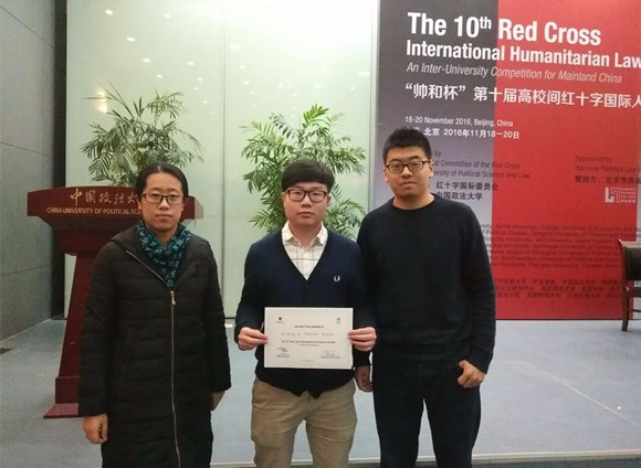 我校参赛队员合影 我校参赛队员合影