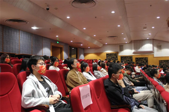 经院党员代表和入党积极分子代表在礼堂观看直播 经院党员代表和入党积极分子代表在礼堂观看直播