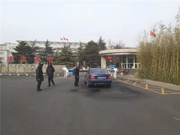 对进门车辆进行消毒.webp 对进门车辆进行消毒.webp