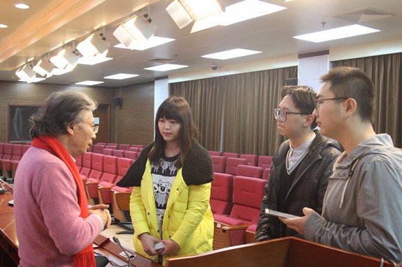 郑若麟与同学们交流 顾宇容摄 郑若麟与同学们交流 顾宇容摄