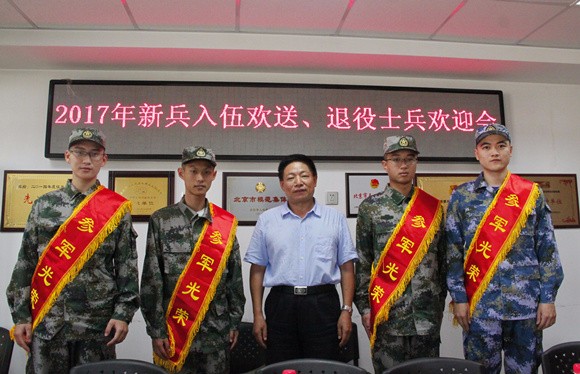 李家兴副校长与入伍士兵合影 李家兴副校长与入伍士兵合影