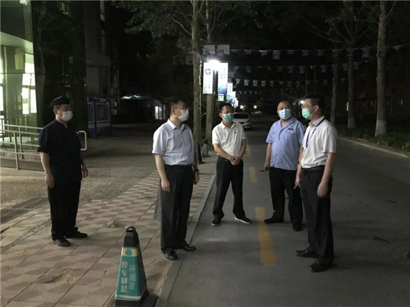 6月16日凌晨3点,海淀区副区长张若冰同志带队到我校检查食堂等区域消杀工作 6月16日凌晨3点,海淀区副区长张若冰同志带队到我校检查食堂等区域消杀工作