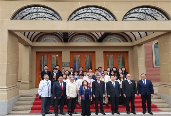 我校师生与参加仪式嘉宾合影 我校师生与参加仪式嘉宾合影