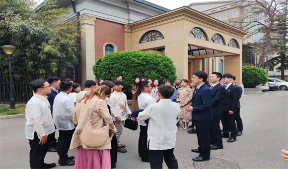 我校学生代表与菲律宾青年进行友好交流 我校学生代表与菲律宾青年进行友好交流