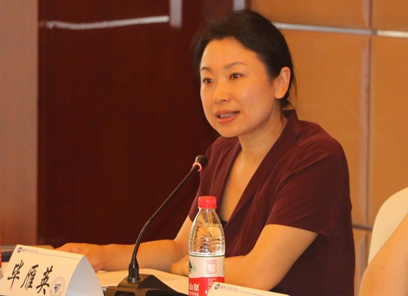 北京市第十五届人大代表、我校法律系主任毕雁英教授 北京市第十五届人大代表、我校法律系主任毕雁英教授