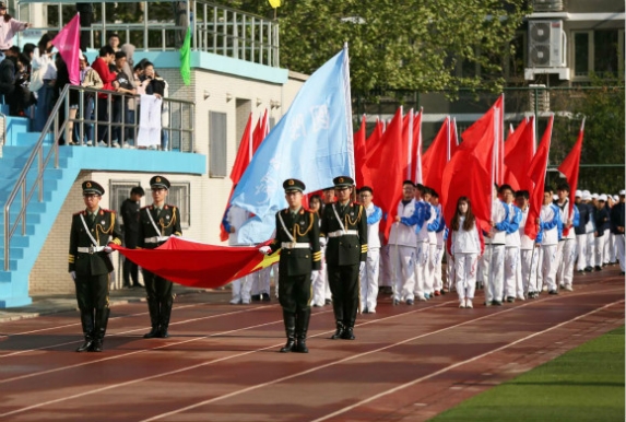 国旗、校旗及红旗方阵入场 国旗、校旗及红旗方阵入场