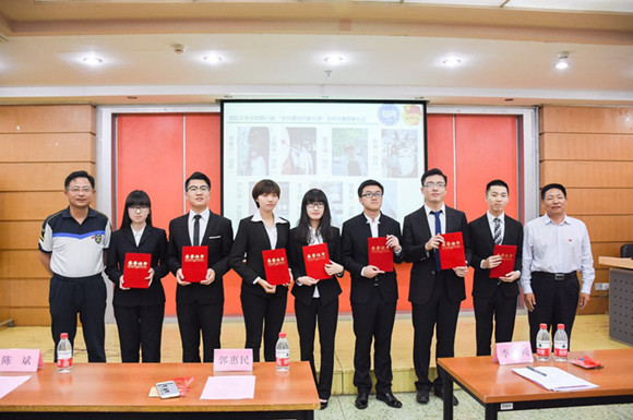 2校领导与院系学风形象大使合影 2校领导与院系学风形象大使合影