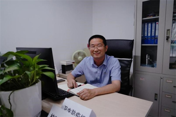 后勤服务中心副主任许振华老师工作照 后勤服务中心副主任许振华老师工作照
