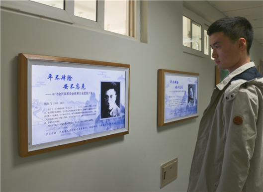 同学们驻足阅读画屏上我党隐蔽战线前辈的生平事迹 同学们驻足阅读画屏上我党隐蔽战线前辈的生平事迹