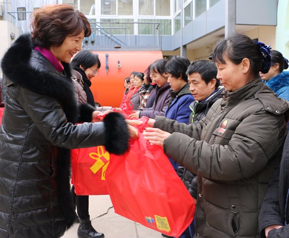 1刘慧书记慰问后勤在岗人员 1刘慧书记慰问后勤在岗人员