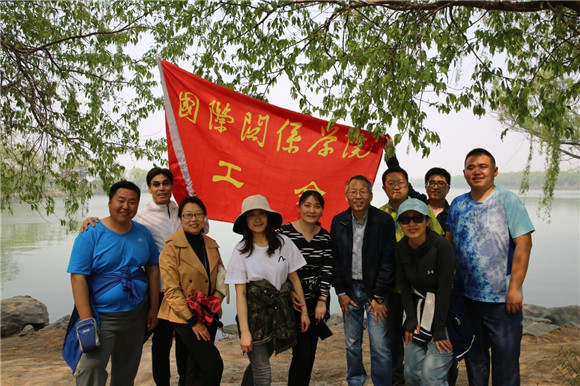 部分教职工在健步走活动中合影6 部分教职工在健步走活动中合影6