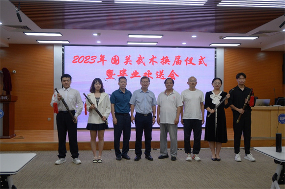 幸书记及各位老师与武术队新任骨干合影 幸书记及各位老师与武术队新任骨干合影