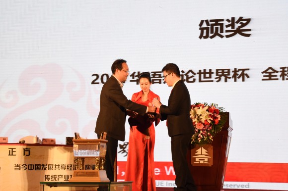 10学生处副处长陈斌为全程最佳辩手颁奖 10学生处副处长陈斌为全程最佳辩手颁奖