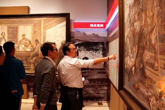 学生处党支部书记陈斌参观展览 学生处党支部书记陈斌参观展览