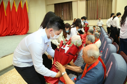 学生志愿者向老党员献花01 学生志愿者向老党员献花01