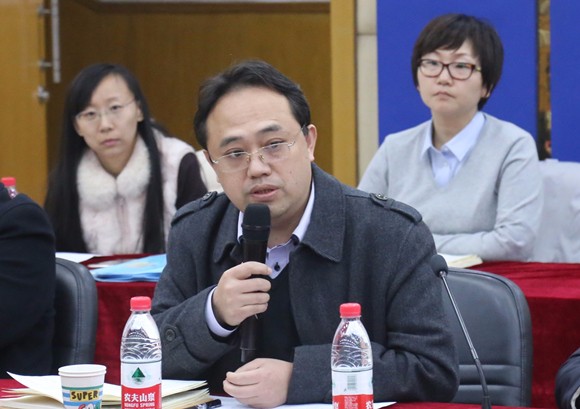 党委学工部部长陈斌、外语学院辅导员苗青发言 党委学工部部长陈斌、外语学院辅导员苗青发言