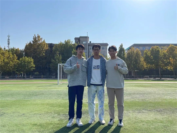 通过急救挽救同学生命的牛阵苍(左)、区少彬(中)、覃贝尔(右)三位同学 通过急救挽救同学生命的牛阵苍(左)、区少彬(中)、覃贝尔(右)三位同学