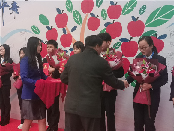 韦春江书记为获奖学生颁发证书 韦春江书记为获奖学生颁发证书