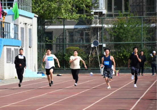 运动员在跑道上挥洒汗水 运动员在跑道上挥洒汗水