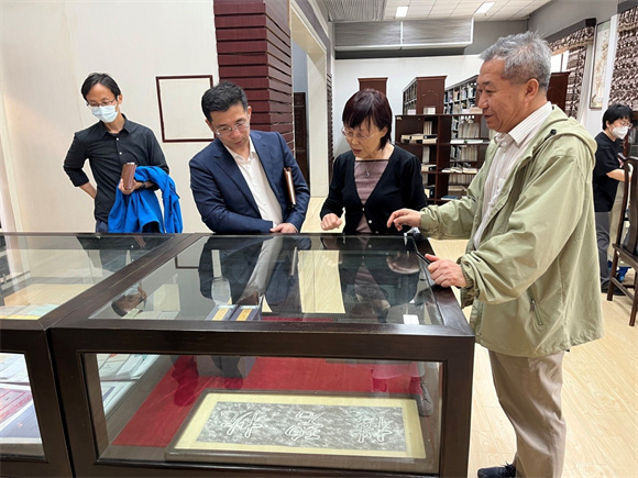 参观《法大文库》展室 参观《法大文库》展室