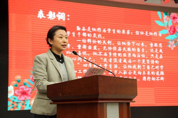 4法律系主任毕雁英宣读颁奖词 4法律系主任毕雁英宣读颁奖词
