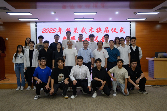 幸书记等嘉宾与武术队毕业生、骨干队员合影 幸书记等嘉宾与武术队毕业生、骨干队员合影
