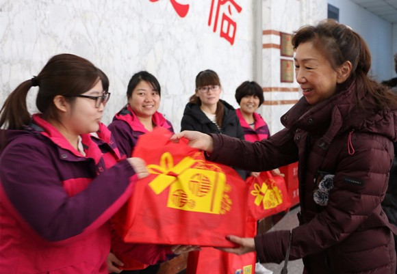 4王如柏总会计师慰问体育馆在岗人员 4王如柏总会计师慰问体育馆在岗人员