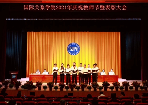 16 国关学生合唱团为老师献歌 16 国关学生合唱团为老师献歌