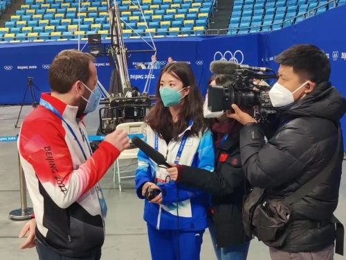 尹馨宜为法国制冰专家雷米进行采访翻译 尹馨宜为法国制冰专家雷米进行采访翻译